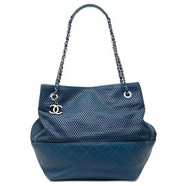 Tote North South Up In The Air in pelle di vitello traforata blu Chanel