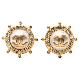 Orecchini a clip Chanel CC placcati oro con finti perle e strass