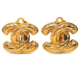 Pendientes de clip Chanel CC acolchados chapados en oro