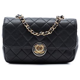 Bolso bandolera Chanel de piel de cordero acolchado negro con cierre Turn and Lock