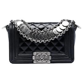 Borsa Chanel Paris Bombay Small Boy Flap in vernice trapuntata nera con medaglione decorato