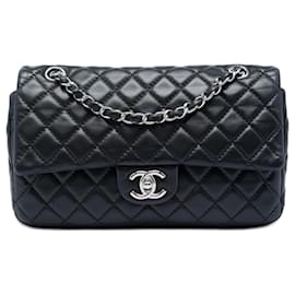 Borsa a tracolla Chanel Medium Classic Lambskin Double Flap nera