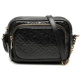 Burberry Kamera-Crossbody-Tasche mit Kette aus geprägtem Kalbsleder mit TB-Monogramm in Schwarz