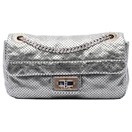 Borsa a tracolla Chanel Medium Reissue in pelle di vitello traforata argento