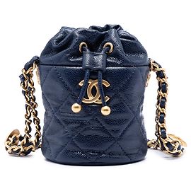 Borsa a secchiello Chanel Mini Quilted Caviar con ciondoli a medaglione blu