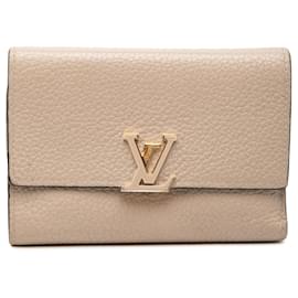 Cartera compacta Louis Vuitton Taurillon Capucines beige