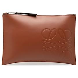 Pochette e borsa a mano piatta in pelle marrone con Anagramma LOEWE