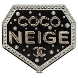 Broche Coco Neige Chanel CC em resina preta, strass e pérolas artificiais