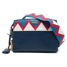 Borsa a tracolla Esplanade in pelle di vitello Greca con finiture Saffiano blu, misura Medium di Prada