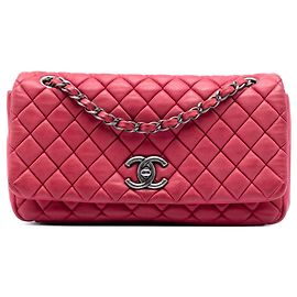 Petit sac bandoulière Chanel New Bubble Flap en peau de veau matelassée irisée rouge