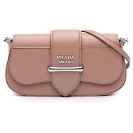 Prada Mini Sidonie Crossbody Bag aus Saffiano-Leder und City-Kalbsleder in Beige