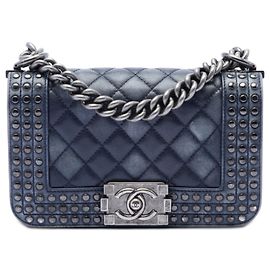 Borsa a tracolla Boy Flap Chanel Paris Dallas Small in pelle di vitello trapuntata invecchiata con borchie blu