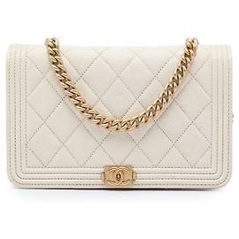 Chanel Boy Crossbody Bag mit Kette aus weißem gestepptem Caviar-Leder
