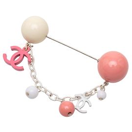 Chanel CC Charm Pin Brosche aus versilbertem Harz in Silber