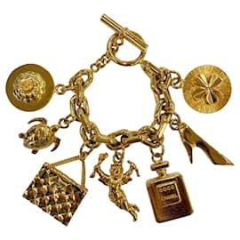 Brazalete Rígido Chanel Vintage con Colgante Icono de Metal