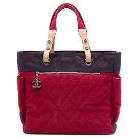 Chanel Paris Biarritz Tote aus gestepptem Canvas in Rot Large