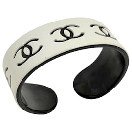 Bangles Chanel in plastica bianca