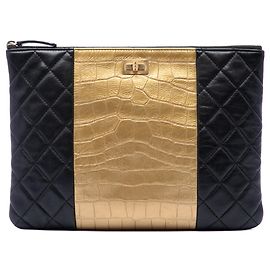 Clutch Reissue 2.55 Chanel de piel de cordero acolchada negra y piel de ternera metalizada con relieve de cocodrilo