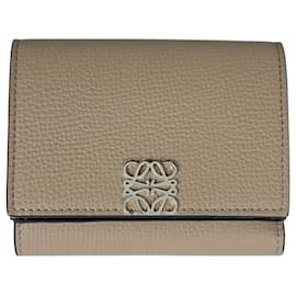 Cartera Loewe Anagram Trifold en piel Greige