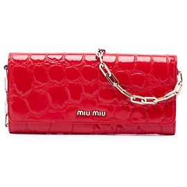 Carteira com corrente Miu Miu em couro patente vermelho com relevo de croco