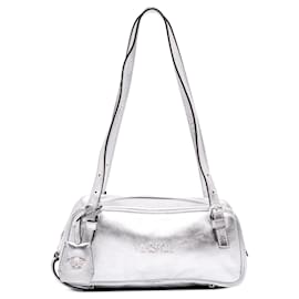 Versace Bowling Bag aus silbernem Metallic-Leder mit Anhänger