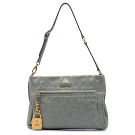 Miu Miu Schultertasche aus grauem Nappa-Leder mit Anhänger