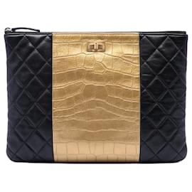 Clutch Chanel Reissue 2.55 in pelle d'agnello matelassé nera e vitello metallizzato effetto coccodrillo