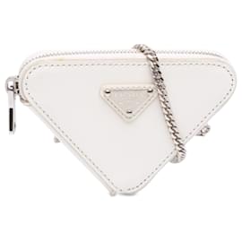 Pouch Mini Prada in pelle spazzolata bianca con catena e triangolo