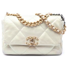 Chanel 19 Flap Medium em Lambskin Iridescente Branca
