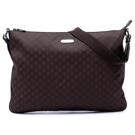 Borsa a tracolla Gucci in nylon GG marrone