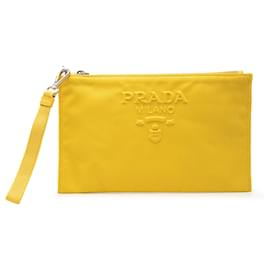 Clutch de muñeca Prada de lona amarilla con logotipo grabado