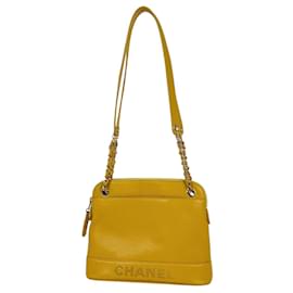 Chanel Schultertasche aus gelbem genarbtem Kalbsleder