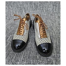 Chanel Scarpe Oxford in pelle verniciata nera e traforata argento