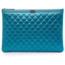 Clutch Chanel Boy O Case Large in pelle Caviar matelassé metallizzata blu