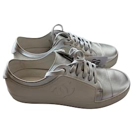 Zapatillas Chanel CC Logo de cuero plateado