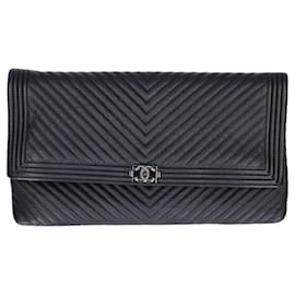 Pochette Chanel Boy in nero