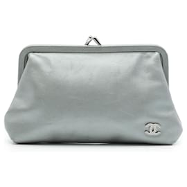 Clutch Chanel in vitello metallizzato argento con chiusura kiss lock