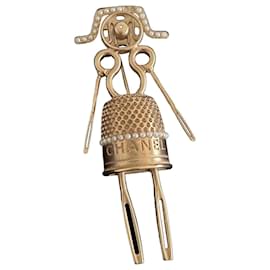 Spilla Chanel Runway Gold-Tone Sewing Lady