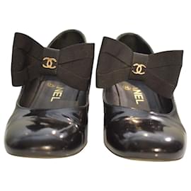 Chanel Mary Jane Pumps aus schwarzem Lackleder mit Grosgrain-Schleife und CC Blockabsatz 36C