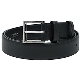 Cintura Prada in pelle Saffiano con placca logo triangolo