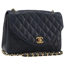 Bolso de hombro CHANEL Matelasse con cadena en piel de cordero Navy Gold CC Auth 194761