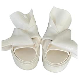 Sandalias planas de goma blanca N°21 Kartell