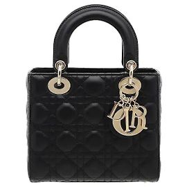 L'iconica tote bag di Dior. Le sue dimensioni ridotte uniscono portabilità e sofisticatezza e, grazie alla sua struttura robusta, la forma non collassa facilmente anche quando è piena di oggetti. La firma