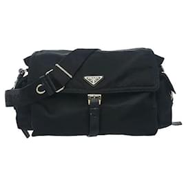 La borsa a tracolla Explore è realizzata nel materiale Re-Nylon innovativo di Prada, che offre leggerezza e un'eccezionale durata. È resistente alle macchie e ai graffi quotidiani, rendendola ideale