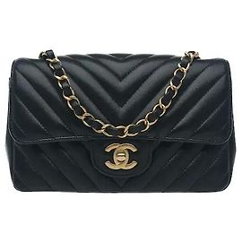 Una borsa a tracolla che reinterpreta il design iconico di Chanel in dimensioni compatte. Realizzata in pelle d'agnello morbida e flessibile, offre un tatto eccellente e una lucentezza lussuosa, e la dimensione mini è un