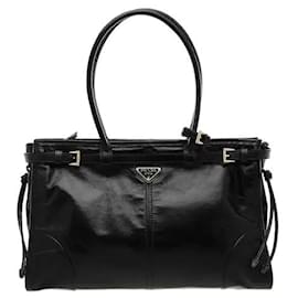 L'elegante borsa Bonnie di Prada, realizzata in morbido e flessibile materiale in pelle, vanta una silhouette lussuosa. Dispone di un generoso spazio per riporre comodamente i propri effetti personali, e un manico stabile e