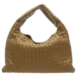 Bottega Veneta La borsa a tracolla Hop, completata dall'intricata trama Intrecciato dell'artigiano, sfoggia una silhouette flessibile realizzata in morbida pelle di vitello. La struttura a spalla singola che poggia comodamente