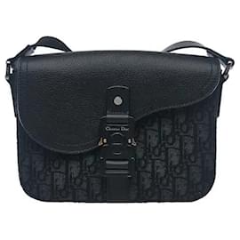 Una borsa a tracolla in tela jacquard che mette in risalto la silhouette asimmetrica del lembo saddle di Dior. L'iconico motivo Oblique conferisce una sensibilità originale, garantendo al contempo una resistenza e durabilità agli agenti esterni.