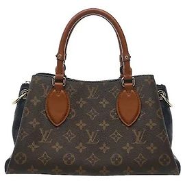 Louis Vuitton Una borsa per orologi che armonizza un classico motivo Monogram con un manico lussuoso. Nonostante le dimensioni compatte BB, dispone di un ampio spazio interno per riporre efficientemente gli oggetti quotidiani. Tela robusta