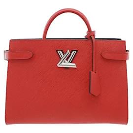 Uma mala tote Twist feita do couro Taurillon flexível e luxuoso da Louis Vuitton. A cor vermelha Coquelicot vibrante completa um detalhe ousado, porém sofisticado, e o icônico ornamento da fechadura LV Twist em